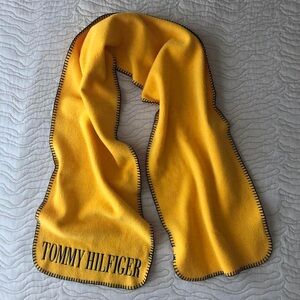 ✨SOLD✨Tommy Hilfiger VTG yellow fleece scarf